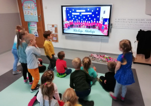 Dzieci oglądają swój występ